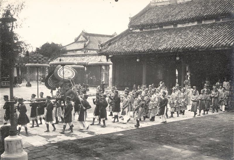 A formal ceremony showing the enthronement of Emperor Bảo Đại in traditional imperial robes at the Vietnamese court.